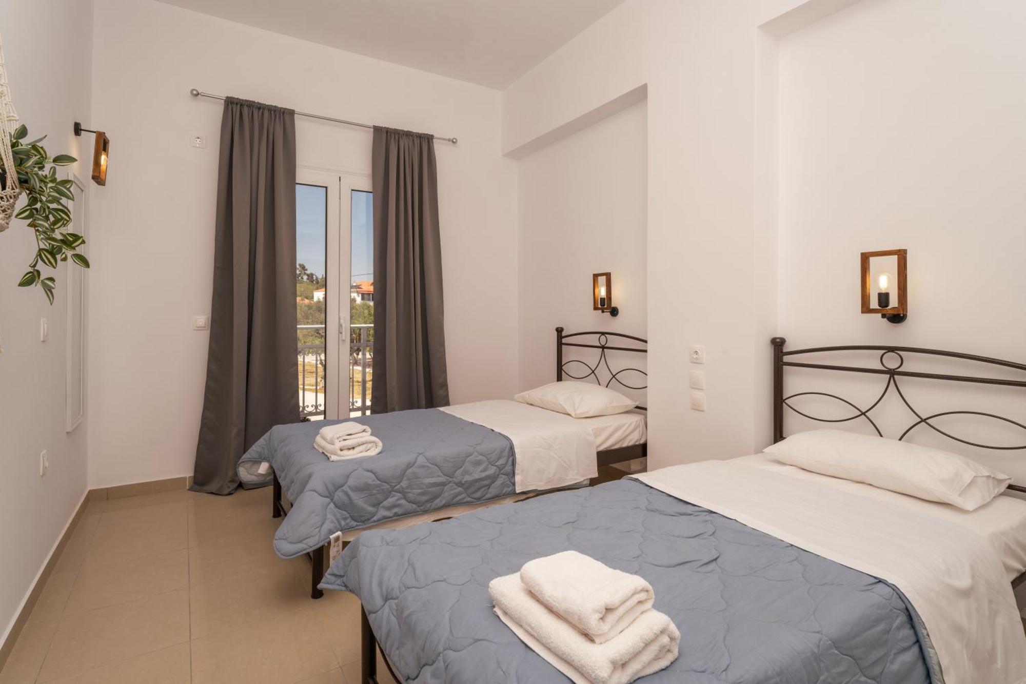 C'Est La Vie Rooms And Suites Laganas Exterior photo